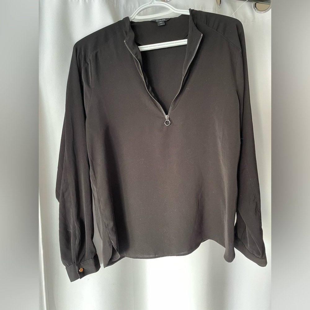 RW&CO. Black Long Sleeve silver Zipper Blouse size small NWOT